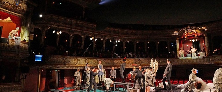 Vassili Barkhatov met en scèhne "Die Soldaten" de Zimmermann à Wiesbaden