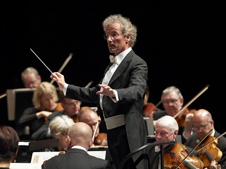 Franz Welser-Möst dirige le Cleveland Orchestra à la Philharmonie de Paris...