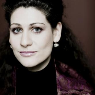 en Alcina (Händel), Anja Harteros se révèle assez maladroite et trop froide
