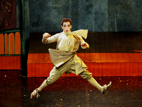 le comédien Julien Lubek dans Müzennâ, spectacle baroque turc