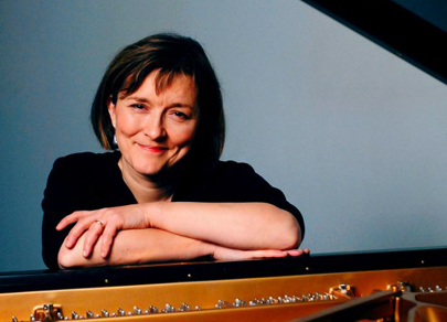 la pianiste finlandaise Tuija Hakkila photographiée par Ida Pimenoff